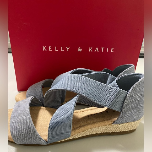 NWOT Kelly & Katie Canvas Sandals - Picture 7 of 14